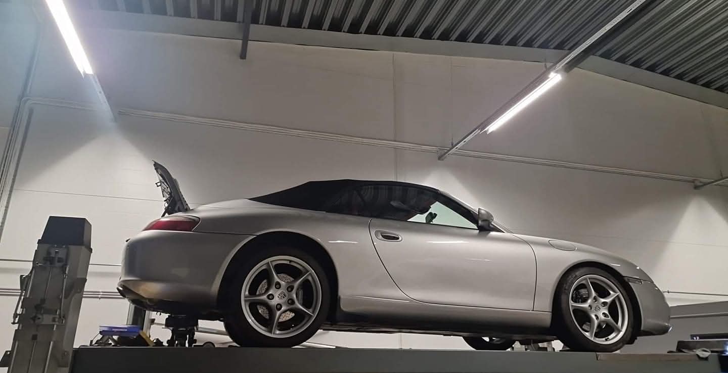 Porsche 911 Cabriolet på lyft i verkstaden i Åhus